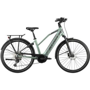 Grünes E-Bike mit Gepäckträger, Seitenansicht.