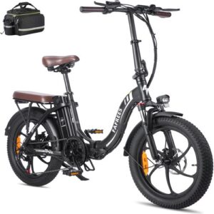 Schwarzes E-Bike mit dickeren Reifen und braunem Sattel vor weißem Hintergrund.