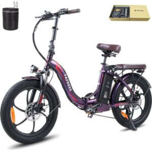 Klappbares E-Bike mit dunklem Rahmen und Zubehörbox im Hintergrund.