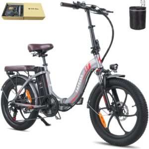 Faltbares graues E-Bike mit Zubehör, präsentiert auf weißem Hintergrund.