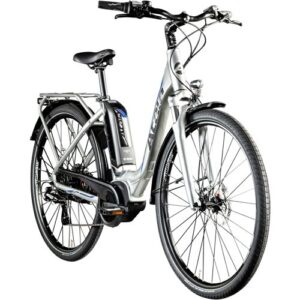 Silbernes Elektro-Fahrrad mit Gepäckträger und schwarzem Lenker in seitlicher Ansicht.