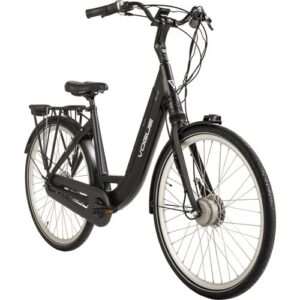 Schwarzes Elektrofahrrad mit Vorderradmotor auf weißem Hintergrund.