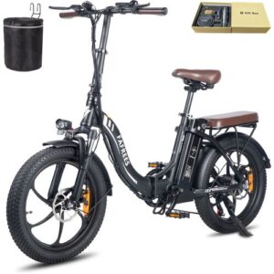 Schwarzes faltbares Elektrofahrrad mit Zubehörset auf weißem Hintergrund.