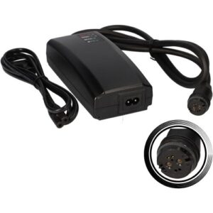 Schwarzes Ladegerät mit zwei Kabeln und einem mehrpoligen Stecker.