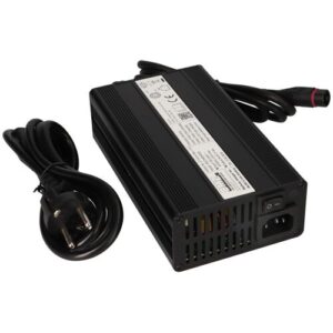 Schwarzes Netzteil mit Kabel und Steckverbindung in Vorderansicht.