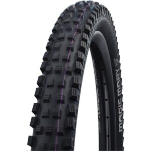 Nahaufnahme eines Mountainbike-Reifens mit grobem Profil und seitlichen Stollen.