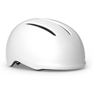 Weißer Fahrradhelm mit Belüftungsschlitzen auf grauem Hintergrund.