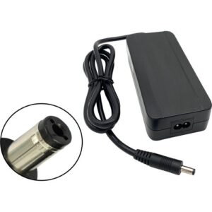 Schwarzes Netzteil mit Kabel und Nahaufnahme des Steckers