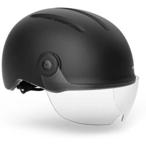 Schwarzer Fahrradhelm mit integriertem klarem Visier und Belüftungsöffnungen.
