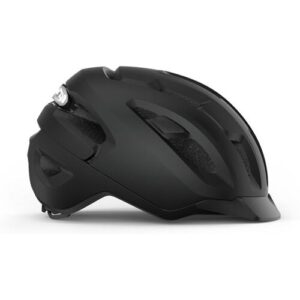 Schwarzer Fahrradhelm mit Belüftungsschlitzen und Sicherheitsverschluss auf weißem Hintergrund.