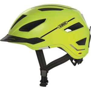 Gelber Fahrradhelm mit schwarzem Visier und Belüftungsschlitzen.