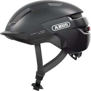 Schwarzer Abus-Fahrradhelm aus der Seitenansicht mit Visier und Belüftungsschlitzen.