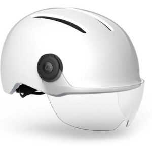 Weißer Fahrradhelm mit integriertem Visier.