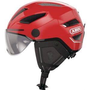 Roter Schutzhelm mit Visier und schwarzem Kinnriemen, seitlich betrachtet.