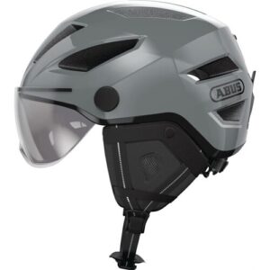 Grauer Fahrradhelm mit integriertem Visier und Belüftungsöffnungen.