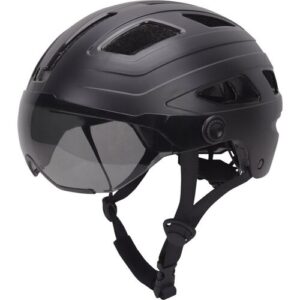 Schwarzer Fahrradhelm mit Visier und Belüftungsschlitzen.