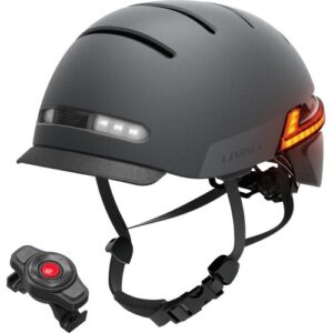 Schwarzer Fahrradhelm mit LED-Leuchten und Fernbedienung auf weißem Hintergrund.