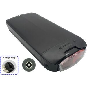 Schwarze E-Bike-Batterie mit integriertem Rücklicht und Ladeanschluss in Nahaufnahme.