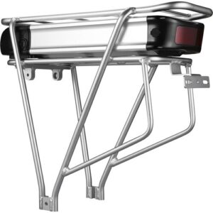 Silberner Fahrradgepäckträger aus Aluminium mit integriertem Rücklicht.