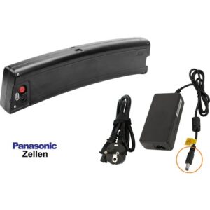 Schwarzer Fahrradakku mit Ladegerät und Netzkabel, Panasonic-Logo sichtbar.