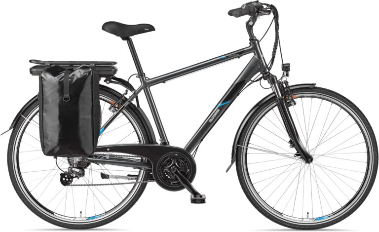 Schwarzes Trekkingrad mit Gepäcktasche und Schutzblechen auf beiden Reifen. Schwarzes Trekkingrad mit Gepäcktasche und Schutzblechen auf beiden Reifen.